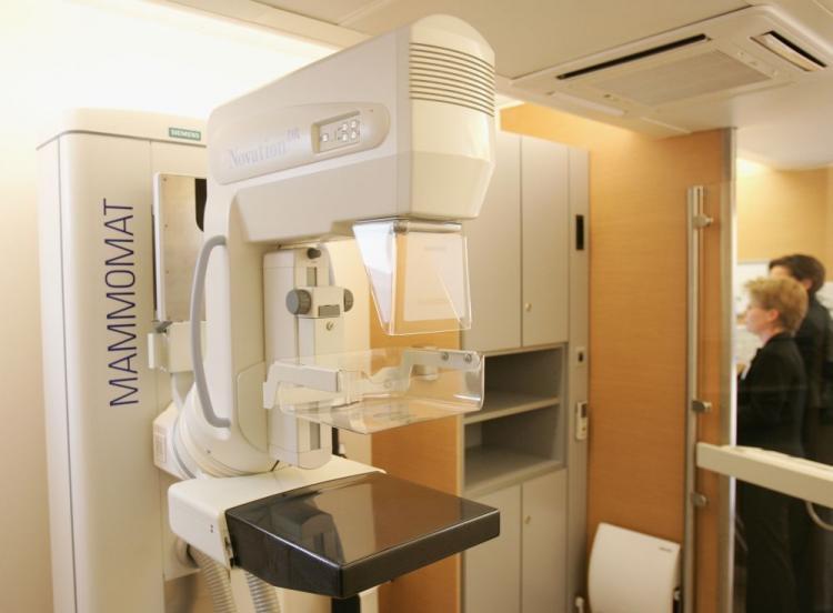 <a><img src="https://www.theepochtimes.com/assets/uploads/2015/09/mammo80558885.jpg" alt="A digital mammogram machine. The U.S. Preventive Services Task Force issued new mammography guidelines on Monday. (Andreas Rentz/Getty Images)" title="A digital mammogram machine. The U.S. Preventive Services Task Force issued new mammography guidelines on Monday. (Andreas Rentz/Getty Images)" width="320" class="size-medium wp-image-1825215"/></a>