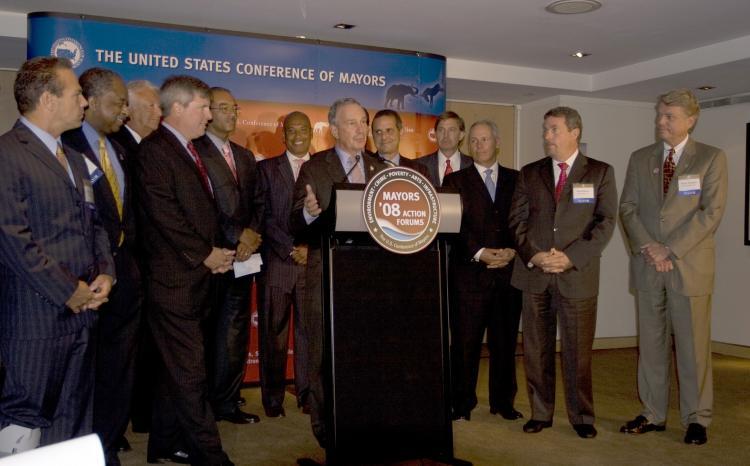 <a><img src="https://www.theepochtimes.com/assets/uploads/2015/09/mayors.jpg" alt="Mayors from across the United States surround New York City Mayor Michael Bloomberg at The United States Conference of Mayors on Thursday August 14th.  ((HELENA ZHU/THE EPOCH TIMES))" title="Mayors from across the United States surround New York City Mayor Michael Bloomberg at The United States Conference of Mayors on Thursday August 14th.  ((HELENA ZHU/THE EPOCH TIMES))" width="320" class="size-medium wp-image-1834253"/></a>