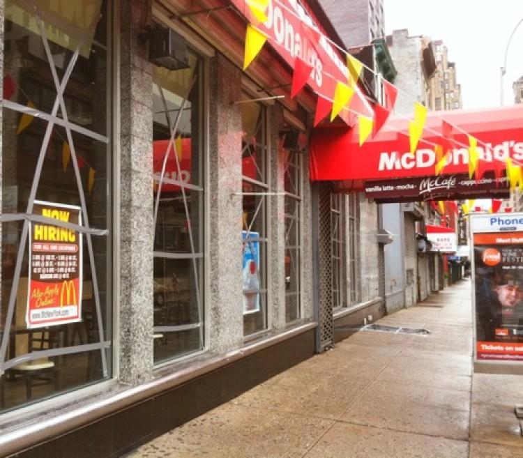 <a><img src="https://www.theepochtimes.com/assets/uploads/2015/09/mcd_k_383171356.jpg" alt="A McDonald's restaurant is closed the afternoon of Saturday, Aug. 27, with its windows taped ahead of Hurricane Irene. (Kristen Meriwether/The Epoch Times)" title="A McDonald's restaurant is closed the afternoon of Saturday, Aug. 27, with its windows taped ahead of Hurricane Irene. (Kristen Meriwether/The Epoch Times)" width="350" class="size-medium wp-image-1798718"/></a>