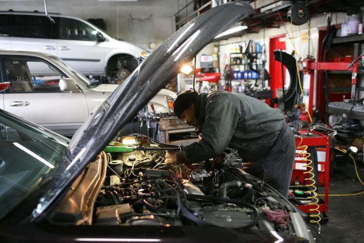 <a><img src="https://www.theepochtimes.com/assets/uploads/2015/09/mech.jpg" alt="Proposed bill would ensure non-dealer repair shops have access to technical information and tools required to service vehicles that have so far been exclusively accessible to dealerships. (Justin Sullivan/Getty Images)" title="Proposed bill would ensure non-dealer repair shops have access to technical information and tools required to service vehicles that have so far been exclusively accessible to dealerships. (Justin Sullivan/Getty Images)" width="320" class="size-medium wp-image-1828239"/></a>