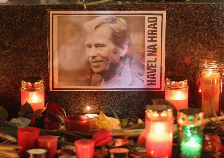 <a><img class="size-large wp-image-1794985" title="Czech Republic Mourns Death Of Vaclav Havel" src="https://www.theepochtimes.com/assets/uploads/2015/09/memorial-136061586.jpg" alt="" width="590" height="416"/></a>