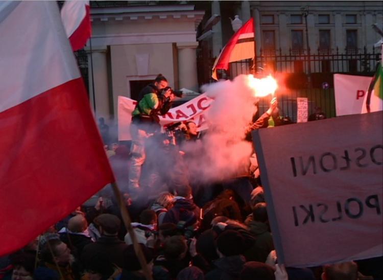 <a><img src="https://www.theepochtimes.com/assets/uploads/2015/09/memorials_and_molotov.jpg" alt="Supporters of Jaroslaw Kaczynski, twin brother to the Polish President Lech Kaczynski killed in the plane crash, stage a dramatic protest outside the Russian embassy in Warsaw, on April 9. This camp largely disagrees with how the current government has handled the investigation into the crash. (Tom Ozimek/The Epoch Times)" title="Supporters of Jaroslaw Kaczynski, twin brother to the Polish President Lech Kaczynski killed in the plane crash, stage a dramatic protest outside the Russian embassy in Warsaw, on April 9. This camp largely disagrees with how the current government has handled the investigation into the crash. (Tom Ozimek/The Epoch Times)" width="320" class="size-medium wp-image-1805350"/></a>