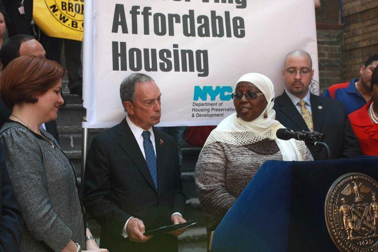 <a><img src="https://www.theepochtimes.com/assets/uploads/2015/09/milbank.jpg" alt="HOMIER HOMES: Malikah Rasheed, president of her building's tenant association and Milbank tenant, thanks Mayor Michael Bloomberg (C) and City Council Speaker Christine Quinn (L) for taking action to make her dilapidated home livable again. (Tara MacIsaac/The Epoch Times)" title="HOMIER HOMES: Malikah Rasheed, president of her building's tenant association and Milbank tenant, thanks Mayor Michael Bloomberg (C) and City Council Speaker Christine Quinn (L) for taking action to make her dilapidated home livable again. (Tara MacIsaac/The Epoch Times)" width="320" class="size-medium wp-image-1804905"/></a>