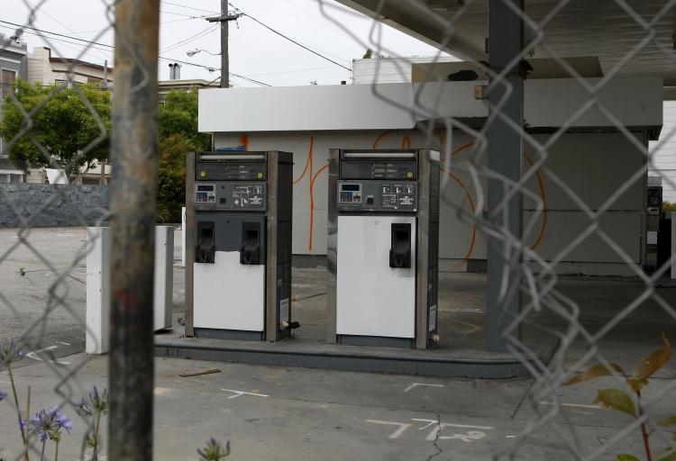 <a><img src="https://www.theepochtimes.com/assets/uploads/2015/09/oil.JPG" alt="NO MORE OIL: Gas pumps remain at an abandoned Chevron gas station on Monday in San Francisco, Calif.  (Justin Sullivan/Getty Images)" title="NO MORE OIL: Gas pumps remain at an abandoned Chevron gas station on Monday in San Francisco, Calif.  (Justin Sullivan/Getty Images)" width="320" class="size-medium wp-image-1834976"/></a>