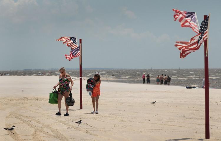 <a><img src="https://www.theepochtimes.com/assets/uploads/2015/09/oil102617978.jpg" alt="Families on vacation in Texas walk off the beach after enjoying the water despite the threat of contamination from the Deepwater Horizon oil spill in the Gulf of Mexico on July 4, in Biloxi, Mississippi.  (Joe Raedle/Getty Images)" title="Families on vacation in Texas walk off the beach after enjoying the water despite the threat of contamination from the Deepwater Horizon oil spill in the Gulf of Mexico on July 4, in Biloxi, Mississippi.  (Joe Raedle/Getty Images)" width="320" class="size-medium wp-image-1817733"/></a>