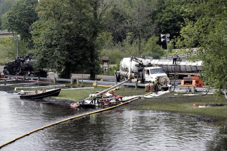 <a><img src="https://www.theepochtimes.com/assets/uploads/2015/09/oil103143419.jpg" alt="Workers using suction hoses try to clean up an oil spill of approximately 800,000 gallons of crude oil from the Kalamazoo River July 28 in Battle Creek, Michigan.   (Bill Pugliano/Getty Images )" title="Workers using suction hoses try to clean up an oil spill of approximately 800,000 gallons of crude oil from the Kalamazoo River July 28 in Battle Creek, Michigan.   (Bill Pugliano/Getty Images )" width="320" class="size-medium wp-image-1816884"/></a>
