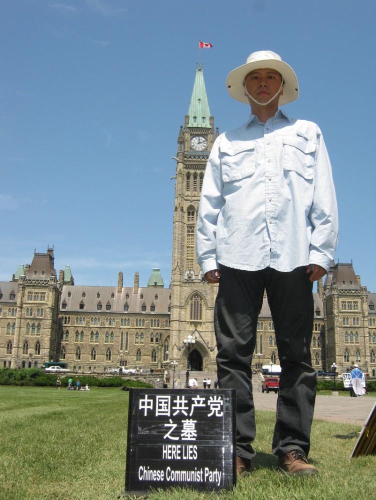 <a><img src="https://www.theepochtimes.com/assets/uploads/2015/09/p1825122a57476177.jpg" alt="Sun Wujun, an Ottawa resident, poses next to a symbolic tombstone he erected for the Chinese communist party to protest the forced demolition of his family's home in China.  (Photo curtesy of Sun Wujun)" title="Sun Wujun, an Ottawa resident, poses next to a symbolic tombstone he erected for the Chinese communist party to protest the forced demolition of his family's home in China.  (Photo curtesy of Sun Wujun)" width="250" class="size-medium wp-image-1802266"/></a>