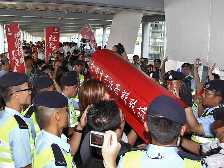 <a><img src="https://www.theepochtimes.com/assets/uploads/2015/09/p1969232a426750937.jpg" alt="Honk Kong protesters carry a mock coffin commemorating those who died in the Tiananmen Square massacre. (Courtesy of NTD Television)" title="Honk Kong protesters carry a mock coffin commemorating those who died in the Tiananmen Square massacre. (Courtesy of NTD Television)" width="250" class="size-medium wp-image-1799023"/></a>