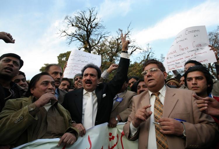 <a><img src="https://www.theepochtimes.com/assets/uploads/2015/09/pak.jpg" alt="Pakistani Interior Minister Rehman Malik (C) and Pakistani journalists protest against a suicide attack on Peshawar's press club in Islamabad on Dec. 23.  (Behrouz Mehri/AFP/Getty Images)" title="Pakistani Interior Minister Rehman Malik (C) and Pakistani journalists protest against a suicide attack on Peshawar's press club in Islamabad on Dec. 23.  (Behrouz Mehri/AFP/Getty Images)" width="320" class="size-medium wp-image-1824508"/></a>
