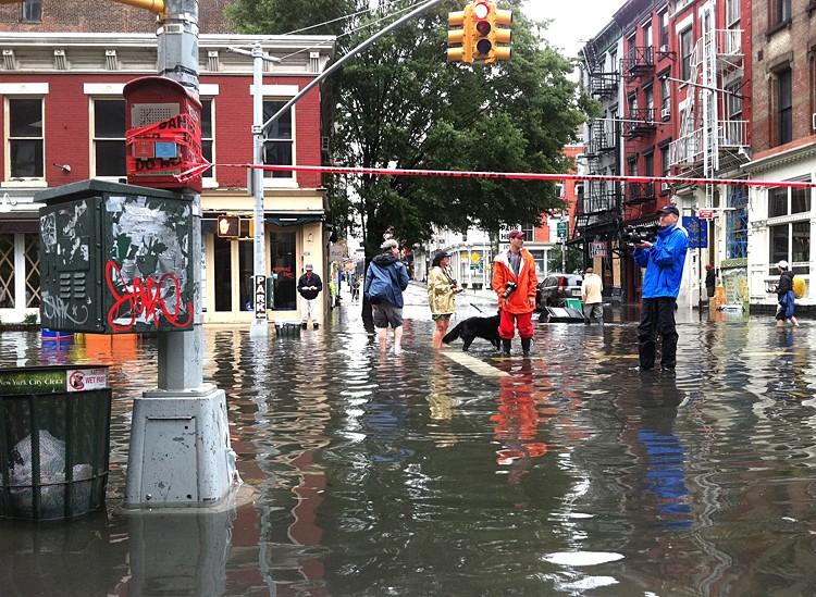 <a><img src="https://www.theepochtimes.com/assets/uploads/2015/09/photo_soho_flood_750.jpg" alt="Flooding is heavy at Grand Street and West Broadway in Manhattan's Soho. (Kristen Meriwether/The Epoch Times)" title="Flooding is heavy at Grand Street and West Broadway in Manhattan's Soho. (Kristen Meriwether/The Epoch Times)" width="350" class="size-medium wp-image-1798688"/></a>