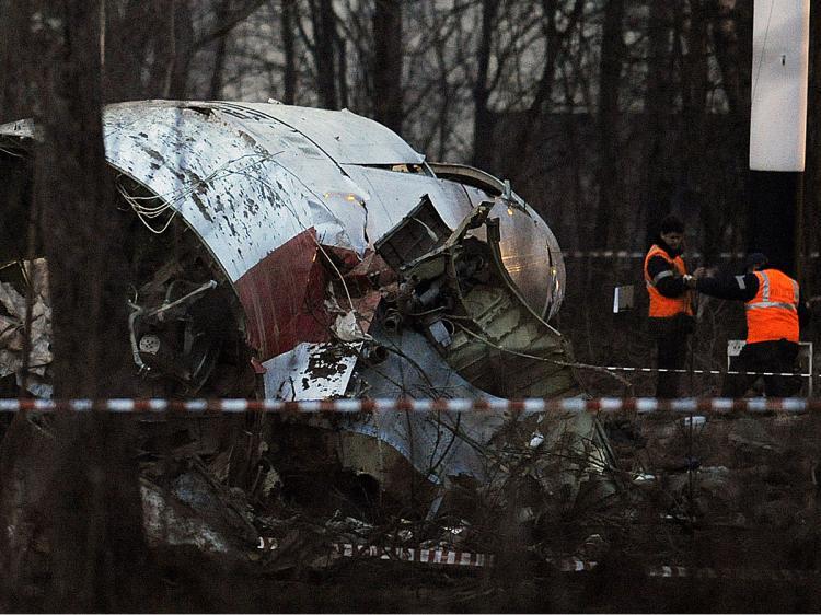 <a><img src="https://www.theepochtimes.com/assets/uploads/2015/09/plane98384487.jpg" alt="Russian rescuers (R) workers on April 11, 2010 inspect the wreckage of the Polish government Tupolev Tu-154 aircraft of Pres. Kaczynski which crashed on April 10 near Smolensk airport. (Natalia Kolesnikova/AFP/Getty Images)" title="Russian rescuers (R) workers on April 11, 2010 inspect the wreckage of the Polish government Tupolev Tu-154 aircraft of Pres. Kaczynski which crashed on April 10 near Smolensk airport. (Natalia Kolesnikova/AFP/Getty Images)" width="320" class="size-medium wp-image-1820795"/></a>