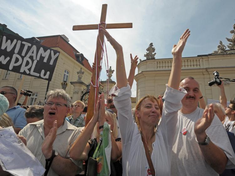 <a><img src="https://www.theepochtimes.com/assets/uploads/2015/09/poland.jpg" alt="Protesters demonstrate in front of the presidential palace in Warsaw on Aug. 3. Authorities failed to move a wooden cross commemorating Poland's late leader Lech Kaczynski from in front of the presidential palace after fierce protests by Roman Catholic gr (Janek Skarzynski/AFP/Getty Images)" title="Protesters demonstrate in front of the presidential palace in Warsaw on Aug. 3. Authorities failed to move a wooden cross commemorating Poland's late leader Lech Kaczynski from in front of the presidential palace after fierce protests by Roman Catholic gr (Janek Skarzynski/AFP/Getty Images)" width="320" class="size-medium wp-image-1816648"/></a>