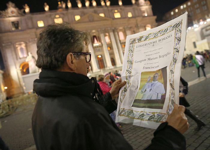 <a><img class="size-large wp-image-1768988" src="https://www.theepochtimes.com/assets/uploads/2015/09/pope-francis-163615561.jpg" alt=" A man reads a special edition of the L'Osservatore Romano newspaper which carries a photo of newly elected Pope Francis I in Vatican City on March 13. (Peter Macdiarmid/Getty Images) " width="590" height="421"/></a>