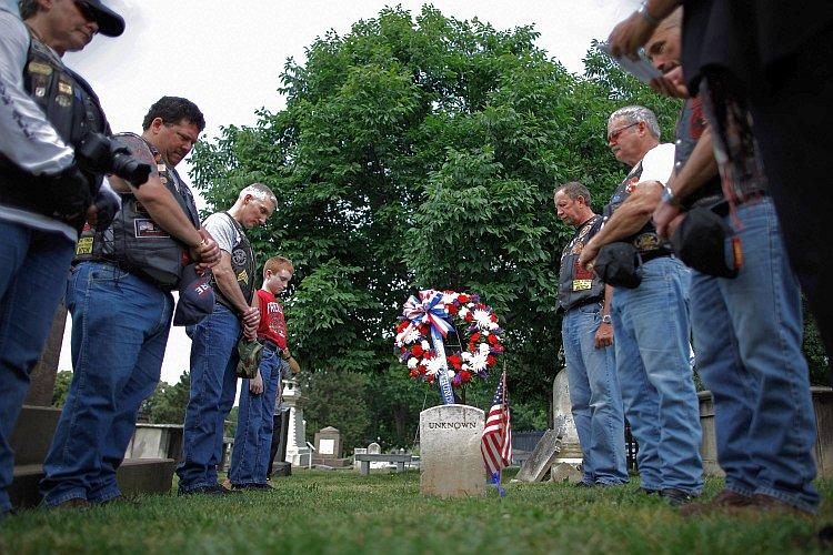<a><img class="size-large wp-image-1786981" title="Annual Rolling Thunder Motorcycle Procession Honors Vets Before Memorial Day" src="https://www.theepochtimes.com/assets/uploads/2015/09/r145283080.jpg" alt="" width="590" height="393"/></a>