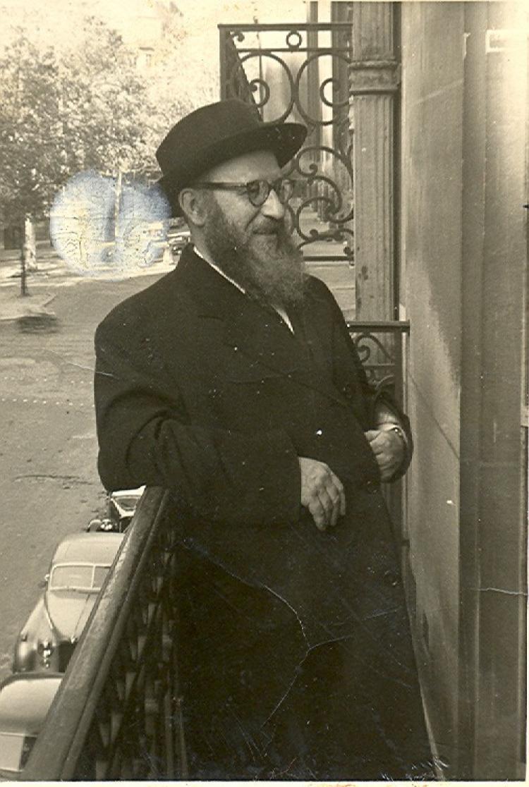 <a><img src="https://www.theepochtimes.com/assets/uploads/2015/09/rabbi.jpg" alt="An old photo of Rabbi Zalman Chneerson (in the U.S. written as Schneerson), who helped other Jews during the Holocaust. (Courtesy of OSE (Oeuvre de secours aux enfants) collection in Paris)" title="An old photo of Rabbi Zalman Chneerson (in the U.S. written as Schneerson), who helped other Jews during the Holocaust. (Courtesy of OSE (Oeuvre de secours aux enfants) collection in Paris)" width="320" class="size-medium wp-image-1826984"/></a>