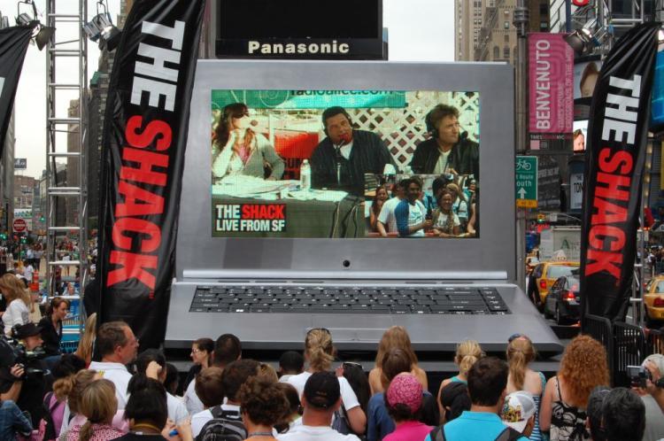 <a><img src="https://www.theepochtimes.com/assets/uploads/2015/09/radioshack2.JPG" alt="A 17-foot laptop in Times Square is used as part of a RadioShack ad campaign. (The Epoch Times)" title="A 17-foot laptop in Times Square is used as part of a RadioShack ad campaign. (The Epoch Times)" width="320" class="size-medium wp-image-1826895"/></a>