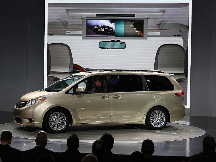 <a><img src="https://www.theepochtimes.com/assets/uploads/2015/09/sienna93607948.jpg" alt="Toyota debuts its new Sienna mini-vans at the 2009 LA Auto Show at the Los Angeles Convention Center on December 2, 2009. (David McNew/Getty Images)" title="Toyota debuts its new Sienna mini-vans at the 2009 LA Auto Show at the Los Angeles Convention Center on December 2, 2009. (David McNew/Getty Images)" width="320" class="size-medium wp-image-1810922"/></a>