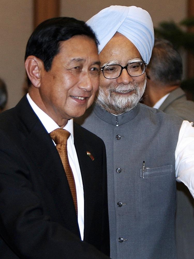<a><img class="size-large wp-image-1786979" title="Indian Prime Minister Manmohan Singh (R) talks with Maung Aye in New Delhi on April 2, 2008. At the time Aye was Vice Senior General of the Government of Burma. (Raveendran/AFP/Getty Images)" src="https://www.theepochtimes.com/assets/uploads/2015/09/singh80477176.jpg" alt="" width="590" height="442"/></a>
