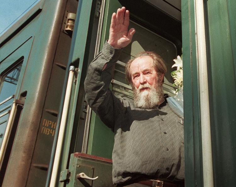 <a><img src="https://www.theepochtimes.com/assets/uploads/2015/09/solzh.jpg" alt="Russian writer Alexander Solzhenitsyn waves as he gets on a train on June 1, 1994 in Vladivostok bound for Khabarovsk. Russian writer and dissident Solzhenitsyn died on August 3, 2008 at the age of 89. (Michael Estafiev/Getty Images)" title="Russian writer Alexander Solzhenitsyn waves as he gets on a train on June 1, 1994 in Vladivostok bound for Khabarovsk. Russian writer and dissident Solzhenitsyn died on August 3, 2008 at the age of 89. (Michael Estafiev/Getty Images)" width="320" class="size-medium wp-image-1834588"/></a>