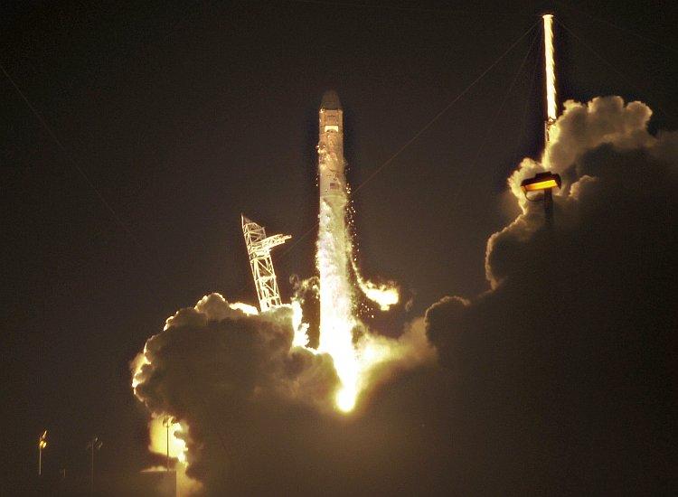 <a><img class="size-large wp-image-1786771" title="SpaceX's Falcon 9 rocket lifts off early May 22, 2012" src="https://www.theepochtimes.com/assets/uploads/2015/09/spacex145001462.jpg" alt="SpaceX's Falcon 9 rocket lifts off early May 22, 2012" width="590" height="432"/></a>