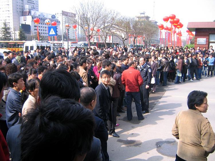 <a><img src="https://www.theepochtimes.com/assets/uploads/2015/09/starfisx.jpg" alt="On the morning of March 23rd, hundreds of Starfish (Haixing) Supermarket employees rallied outside of Shaanxi Provincial Hall.  (The Epoch Times)" title="On the morning of March 23rd, hundreds of Starfish (Haixing) Supermarket employees rallied outside of Shaanxi Provincial Hall.  (The Epoch Times)" width="320" class="size-medium wp-image-1829114"/></a>