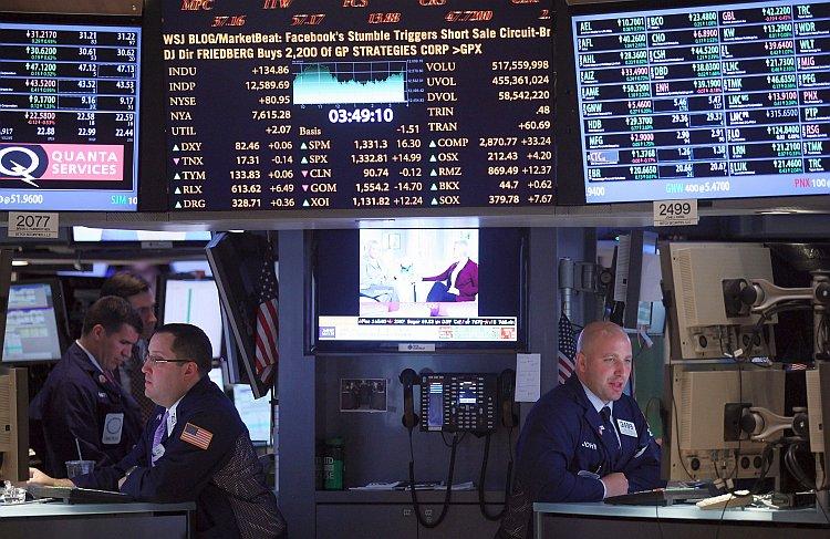 <a><img class="size-large wp-image-1786890" title="Traders work on the floor of the New York Stock Exchange" src="https://www.theepochtimes.com/assets/uploads/2015/09/stockMarket2_145423238.jpg" alt="Traders work on the floor of the New York Stock Exchange" width="590" height="383"/></a>