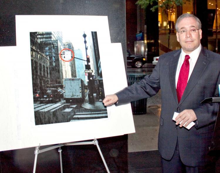 <a><img src="https://www.theepochtimes.com/assets/uploads/2015/09/stringer-bus.jpg" alt="Borough President Scott Stringer points at an example of a non-bus vehicle in the bus only lane. (Cliff Jia/The Epoch Times)" title="Borough President Scott Stringer points at an example of a non-bus vehicle in the bus only lane. (Cliff Jia/The Epoch Times)" width="320" class="size-medium wp-image-1826988"/></a>