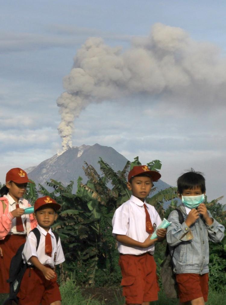 <a><img src="https://www.theepochtimes.com/assets/uploads/2015/09/sumatra_103715899.jpg" alt="Indonesian school children walk home after schools were suspended in Tanah Karoh due to the eruption of Mount Sinabung (background) in North Sumatra on August 30, 2010. (Suntanta Aditya/AFP/Getty Images)" title="Indonesian school children walk home after schools were suspended in Tanah Karoh due to the eruption of Mount Sinabung (background) in North Sumatra on August 30, 2010. (Suntanta Aditya/AFP/Getty Images)" width="320" class="size-medium wp-image-1815319"/></a>