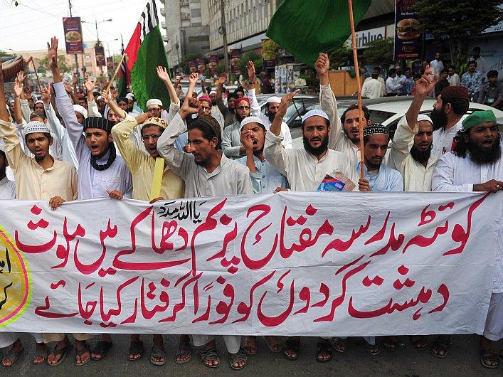 <a><img class="size-large wp-image-1784087" title="Pakistani Sunni Muslim activists from Ahle Sunnat Wal-Jmmat" src="https://www.theepochtimes.com/assets/uploads/2015/09/sunni145955685.jpg" alt="Pakistani Sunni Muslim activists from Ahle Sunnat Wal-Jmmat" width="590" height="442"/></a>
