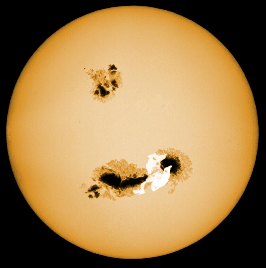 <a><img class="size-full wp-image-1787438" title="Artistic rendition of a "superflare star". It has large starspots (much larger than those on the Sun) and a superflare (white region) occurs near the starspots. (Hiroyuki Maehara/Kwasan and Hida Observatories, Graduate School of Science, Kyoto University)" src="https://www.theepochtimes.com/assets/uploads/2015/09/superflare_img.jpg" alt="Artistic rendition of a "superflare star". It has large starspots (much larger than those on the Sun) and a superflare (white region) occurs near the starspots. (Hiroyuki Maehara/Kwasan and Hida Observatories, Graduate School of Science, Kyoto University)" width="931" height="936"/></a>