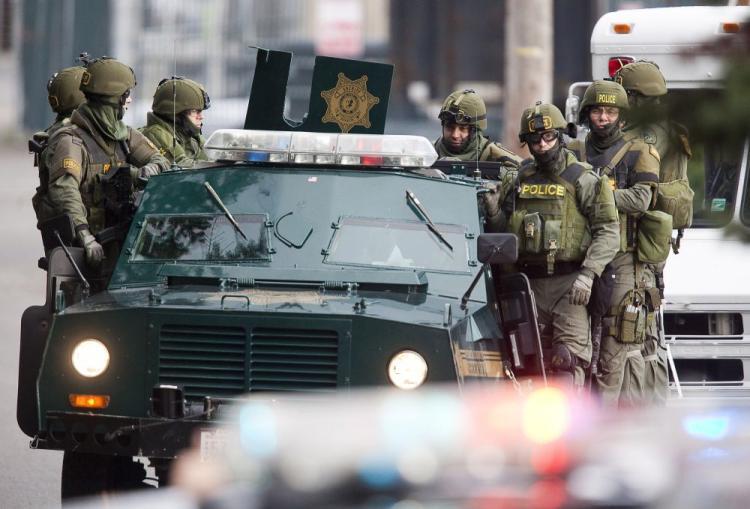 <a><img src="https://www.theepochtimes.com/assets/uploads/2015/09/swat93485061.jpg" alt="SWAT team members ride on a armored vehicle while searching for a suspect November 29, 2009 near Lakewood, Washington.  (Stephen Brashear/Getty Images)" title="SWAT team members ride on a armored vehicle while searching for a suspect November 29, 2009 near Lakewood, Washington.  (Stephen Brashear/Getty Images)" width="320" class="size-medium wp-image-1825007"/></a>