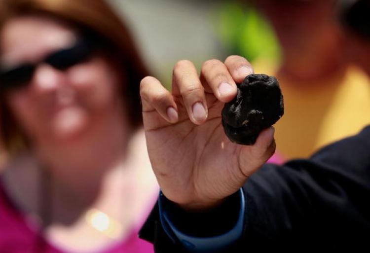 <a><img src="https://www.theepochtimes.com/assets/uploads/2015/09/tar.JPG" alt="Louisiana Governor Bobby Jindal shows off a ball of tar-like substance said to be oil from the massive oil spill off the Louisiana coast during a press conference May 7, 2010 in Hopedale, Louisiana.  (Scott Olson/Getty Images)" title="Louisiana Governor Bobby Jindal shows off a ball of tar-like substance said to be oil from the massive oil spill off the Louisiana coast during a press conference May 7, 2010 in Hopedale, Louisiana.  (Scott Olson/Getty Images)" width="320" class="size-medium wp-image-1819689"/></a>