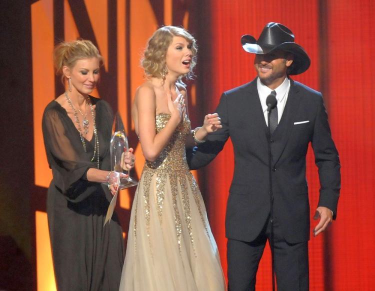 <a><img src="https://www.theepochtimes.com/assets/uploads/2015/09/taylor.jpg" alt="Taylor Swift accepts the award for Entertainer of the Year from singers Faith Hill (L) and Tim McGraw (R) onstage during the 43rd Annual CMA in Nashville, Tennessee. (Rick Diamond/Getty Images)" title="Taylor Swift accepts the award for Entertainer of the Year from singers Faith Hill (L) and Tim McGraw (R) onstage during the 43rd Annual CMA in Nashville, Tennessee. (Rick Diamond/Getty Images)" width="320" class="size-medium wp-image-1825248"/></a>