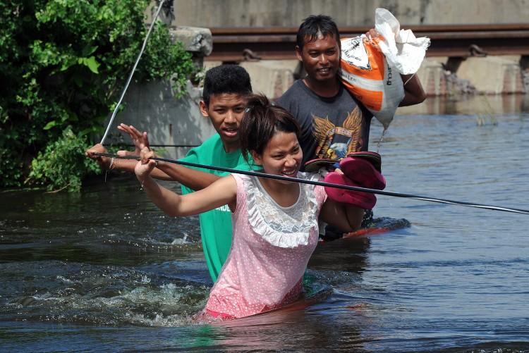 <a><img src="https://www.theepochtimes.com/assets/uploads/2015/09/th129333387.jpg" alt="Thai residents hold onto a rope while they walk through floodwaters in Pathum Thani province, suburban Bangkok, on October 16, 2011.  (Pornchai Kittiwongsakul/AFP/Getty Images)" title="Thai residents hold onto a rope while they walk through floodwaters in Pathum Thani province, suburban Bangkok, on October 16, 2011.  (Pornchai Kittiwongsakul/AFP/Getty Images)" width="575" class="size-medium wp-image-1796345"/></a>