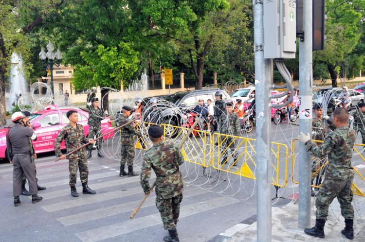 <a><img src="https://www.theepochtimes.com/assets/uploads/2015/09/thai+soldiers+1.jpg" alt="Thai soldiers removing road blocks to ease the traffic at Thanon Ratchawithi road on 23 March 2010 around 6 pm.  (Mingguo Sun/The Epoch Times)" title="Thai soldiers removing road blocks to ease the traffic at Thanon Ratchawithi road on 23 March 2010 around 6 pm.  (Mingguo Sun/The Epoch Times)" width="320" class="size-medium wp-image-1821400"/></a>
