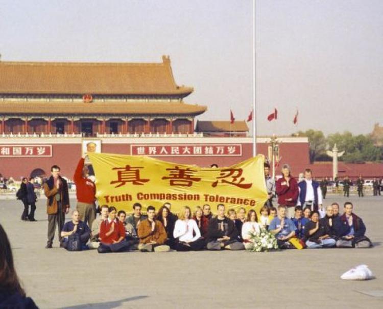 <a><img src="https://www.theepochtimes.com/assets/uploads/2015/09/tiananmenflg.jpg" alt="Falun Gong practitioners from outside China appealed at Tiananmen Square on November 20, 2001. (Falun Dafa Information Center)" title="Falun Gong practitioners from outside China appealed at Tiananmen Square on November 20, 2001. (Falun Dafa Information Center)" width="320" class="size-medium wp-image-1834432"/></a>