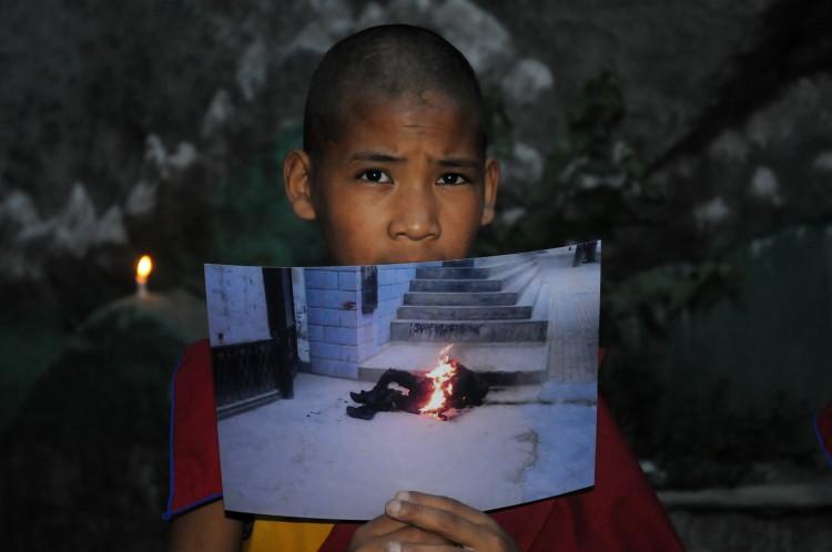 <a><img class="size-medium wp-image-1782828" title="An exiled Tibetan monk holds a picture" src="https://www.theepochtimes.com/assets/uploads/2015/09/tibet.jpg" alt="" width="350" height="262"/></a>