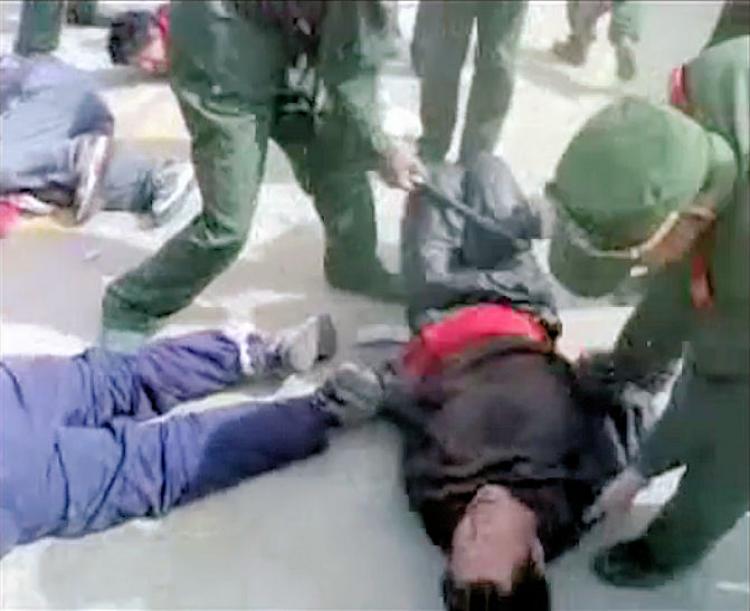 <a><img src="https://www.theepochtimes.com/assets/uploads/2015/09/tibetanbeaten3.jpg" alt="The Tibetan prisoners have their hands tied behind their backs and can only curl in an attempt to resist the beatings. (Tibetan Government-in-Exile Video)" title="The Tibetan prisoners have their hands tied behind their backs and can only curl in an attempt to resist the beatings. (Tibetan Government-in-Exile Video)" width="320" class="size-medium wp-image-1829421"/></a>