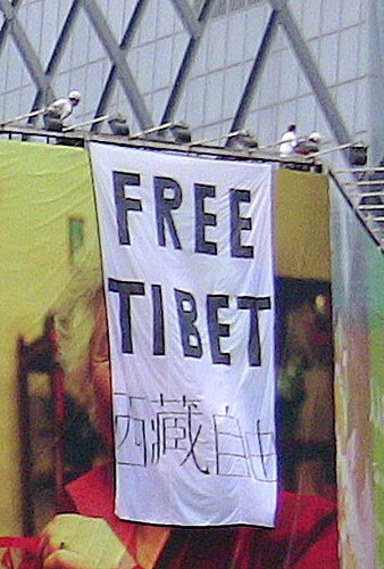 <a><img src="https://www.theepochtimes.com/assets/uploads/2015/09/tibetbannr.jpg" alt="Members of Students for a Free Tibet group hang banner over Olympic Games billboard in Beijing.  (Courtesy of Students for a Free Tibet)" title="Members of Students for a Free Tibet group hang banner over Olympic Games billboard in Beijing.  (Courtesy of Students for a Free Tibet)" width="320" class="size-medium wp-image-1834235"/></a>