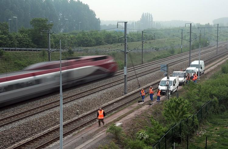 <a><img src="https://www.theepochtimes.com/assets/uploads/2015/09/tr.jpg" alt="A high-speed train whizzes past as employees with French rail firm SNCF carry out repairs following the theft of copper cabling from train tracks in northern France on April 26. The theft of metal has become increasingly frequent and profitable as world p (Phlippe Huguen/AFP/Getty Images)" title="A high-speed train whizzes past as employees with French rail firm SNCF carry out repairs following the theft of copper cabling from train tracks in northern France on April 26. The theft of metal has become increasingly frequent and profitable as world p (Phlippe Huguen/AFP/Getty Images)" width="320" class="size-medium wp-image-1799433"/></a>