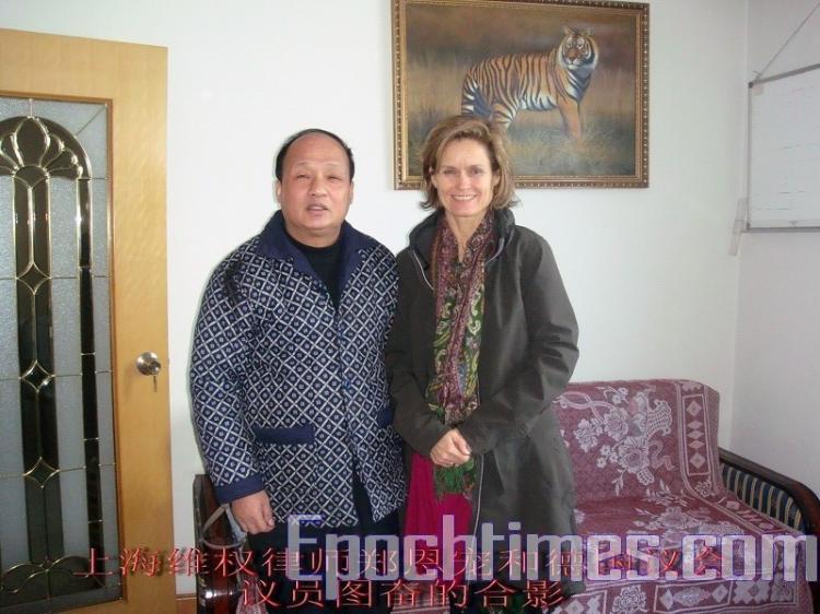 <a><img src="https://www.theepochtimes.com/assets/uploads/2015/09/truepel.jpg" alt="Mrs. Helga Truepel, member of the European Parliament, has her photograph taken with Zheng Enchong, a famous Shanghai human rights lawyer at a two-hour meeting. (The Epoch Times)" title="Mrs. Helga Truepel, member of the European Parliament, has her photograph taken with Zheng Enchong, a famous Shanghai human rights lawyer at a two-hour meeting. (The Epoch Times)" width="320" class="size-medium wp-image-1832698"/></a>