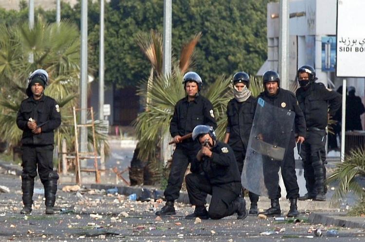<a><img src="https://www.theepochtimes.com/assets/uploads/2015/09/tunisia107959206.jpg" alt="Tunisian security forces seen in the city of Regueb, Tunisia, on Monday. According to rights groups security forces killed at least 23 protesters last weekend. (STR/AFP/Getty Images)" title="Tunisian security forces seen in the city of Regueb, Tunisia, on Monday. According to rights groups security forces killed at least 23 protesters last weekend. (STR/AFP/Getty Images)" width="320" class="size-medium wp-image-1809845"/></a>