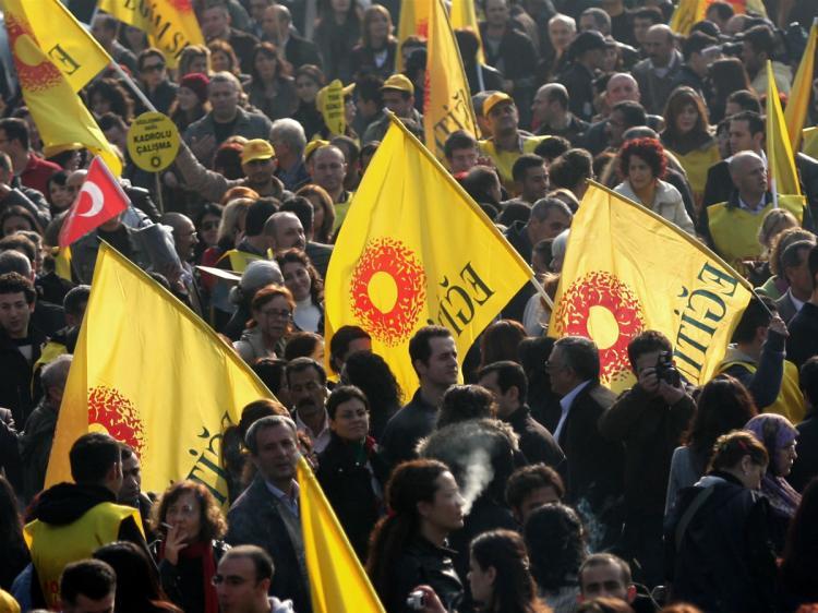 <a><img class="size-medium wp-image-1825043" title="Members of Turkish civil servant unions gather at Beyazit Square during a one-day strike for better wages and working conditions in Istanbul on November 25, 2009. (Bulent Kilic/AFP/Getty Images)" src="https://www.theepochtimes.com/assets/uploads/2015/09/turkey-93390256.jpg" alt="Members of Turkish civil servant unions gather at Beyazit Square during a one-day strike for better wages and working conditions in Istanbul on November 25, 2009. (Bulent Kilic/AFP/Getty Images)" width="320"/></a>