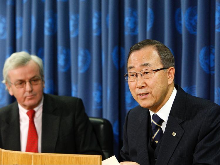 <a><img src="https://www.theepochtimes.com/assets/uploads/2015/09/unontit.jpg" alt="CALLS FOR CEASEFIRE: Secretary-General Ban Ki-moon joined by John Holmes, Under-Secretary-General for Humanitarian Affairs and Emergency Relief Coordinator, addresses a press conference on the humanitarian situation in Gaza. Israeli air strikes continued  (Mark Garten/U.N.)" title="CALLS FOR CEASEFIRE: Secretary-General Ban Ki-moon joined by John Holmes, Under-Secretary-General for Humanitarian Affairs and Emergency Relief Coordinator, addresses a press conference on the humanitarian situation in Gaza. Israeli air strikes continued  (Mark Garten/U.N.)" width="320" class="size-medium wp-image-1831566"/></a>