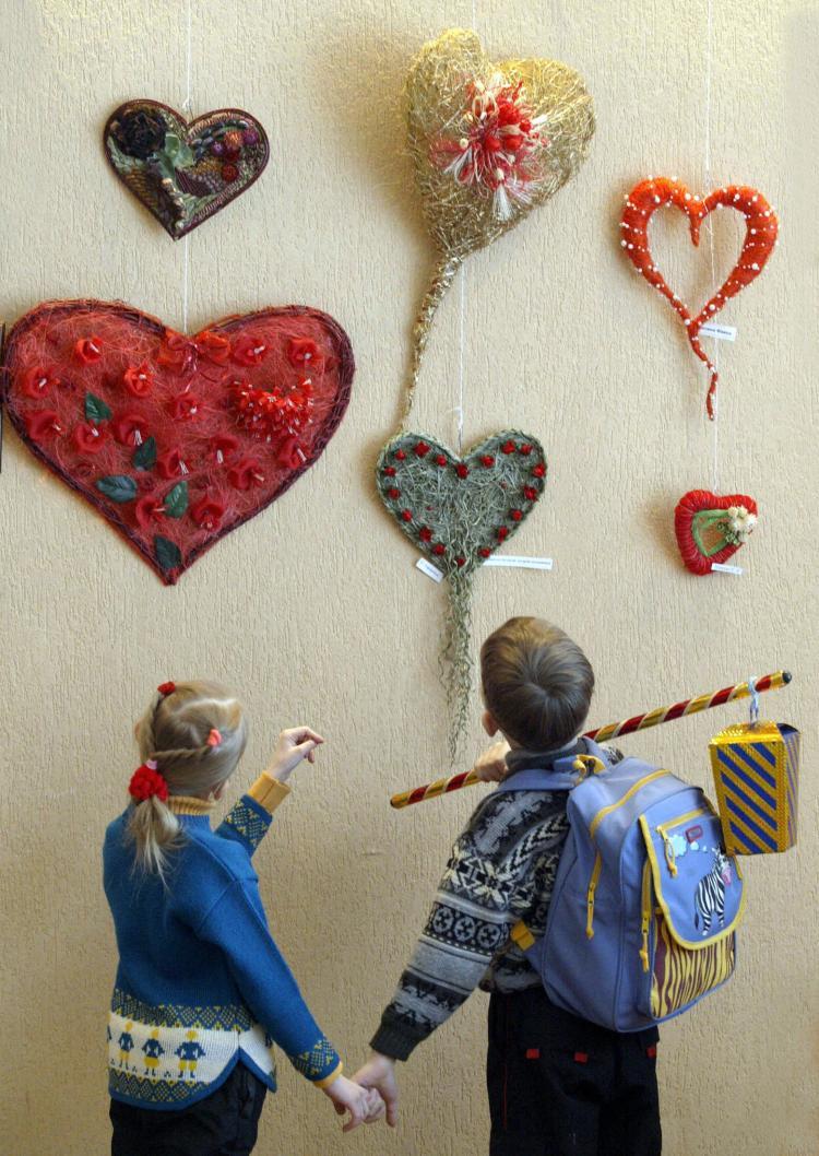 <a><img src="https://www.theepochtimes.com/assets/uploads/2015/09/valentines.jpg" alt="Beyond candy, valentines, and kisses, give your child a lasting gift to teach them how to form kind, caring, and nurturing relationships. (Viktor Drachev/Stringer/AFP/Getty Images)" title="Beyond candy, valentines, and kisses, give your child a lasting gift to teach them how to form kind, caring, and nurturing relationships. (Viktor Drachev/Stringer/AFP/Getty Images)" width="320" class="size-medium wp-image-1823236"/></a>