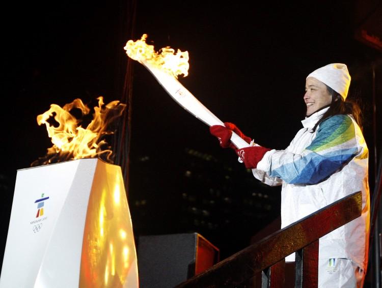 <a><img src="https://www.theepochtimes.com/assets/uploads/2015/09/vic94736298.jpg" alt="Canadian hockey star Vicky Sunohara lights the lamp during the Vancouver 2010 Olympic Torch Relay December 17, 2009 in Toronto, Ontario, Canada. Sunohara will be coaching the University of Toronto women's ice hockey team.  (Abelimages/Getty Images)" title="Canadian hockey star Vicky Sunohara lights the lamp during the Vancouver 2010 Olympic Torch Relay December 17, 2009 in Toronto, Ontario, Canada. Sunohara will be coaching the University of Toronto women's ice hockey team.  (Abelimages/Getty Images)" width="320" class="size-medium wp-image-1799702"/></a>