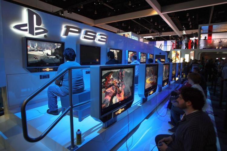 <a><img src="https://www.theepochtimes.com/assets/uploads/2015/09/vid88197141.jpg" alt="Showgoers try out games at the PlayStation 3 exhibit at the 2009 E3 Expo on June 3, 2009 in Los Angeles, California. (David McNew/Getty Images)" title="Showgoers try out games at the PlayStation 3 exhibit at the 2009 E3 Expo on June 3, 2009 in Los Angeles, California. (David McNew/Getty Images)" width="320" class="size-medium wp-image-1823497"/></a>
