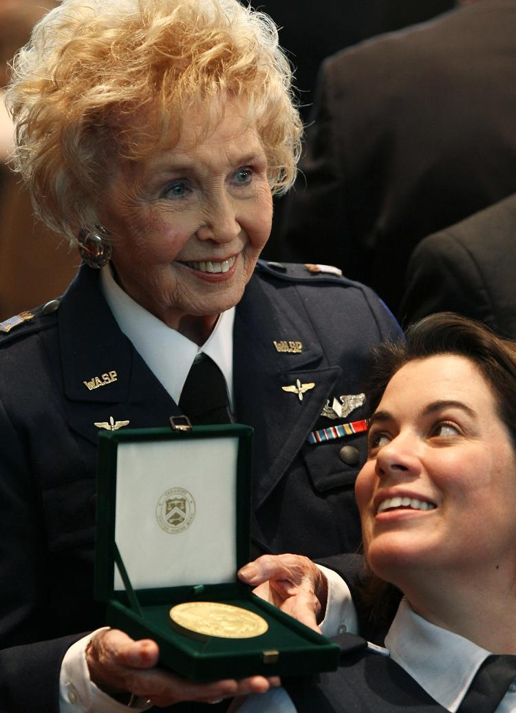 <a><img src="https://www.theepochtimes.com/assets/uploads/2015/09/w97610752.jpg" alt="Deanie Parrish (L) of Waco, Texas, shows Thunderbird pilot Nicole Malachowski (R) the Congressional Gold Medal she received at the U.S. Capitol.  (Mark Wilson/Getty Images)" title="Deanie Parrish (L) of Waco, Texas, shows Thunderbird pilot Nicole Malachowski (R) the Congressional Gold Medal she received at the U.S. Capitol.  (Mark Wilson/Getty Images)" width="320" class="size-medium wp-image-1822203"/></a>