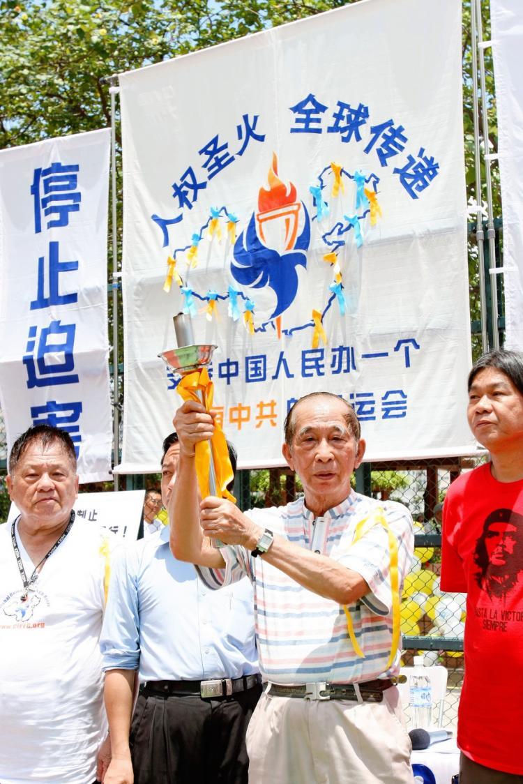 <a><img src="https://www.theepochtimes.com/assets/uploads/2015/09/wah.JPG" alt="Mr. Wah at the Human Rights Torch Relay in Hong Kong, 2008. (The Epoch Times)" title="Mr. Wah at the Human Rights Torch Relay in Hong Kong, 2008. (The Epoch Times)" width="320" class="size-medium wp-image-1810033"/></a>