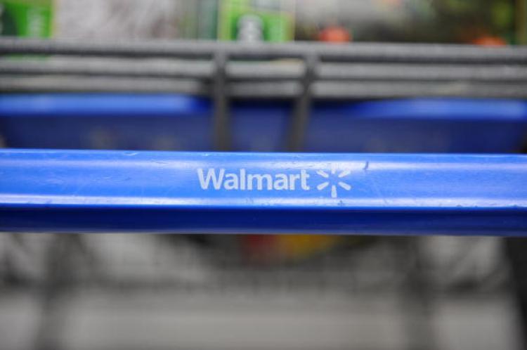 <a><img src="https://www.theepochtimes.com/assets/uploads/2015/09/wal-mart_93394459.jpg" alt="A shopping cart at a Wal-Mart store in Los Angeles, California. (Robyn Beck/AFP/Getty Images)" title="A shopping cart at a Wal-Mart store in Los Angeles, California. (Robyn Beck/AFP/Getty Images)" width="320" class="size-medium wp-image-1819953"/></a>